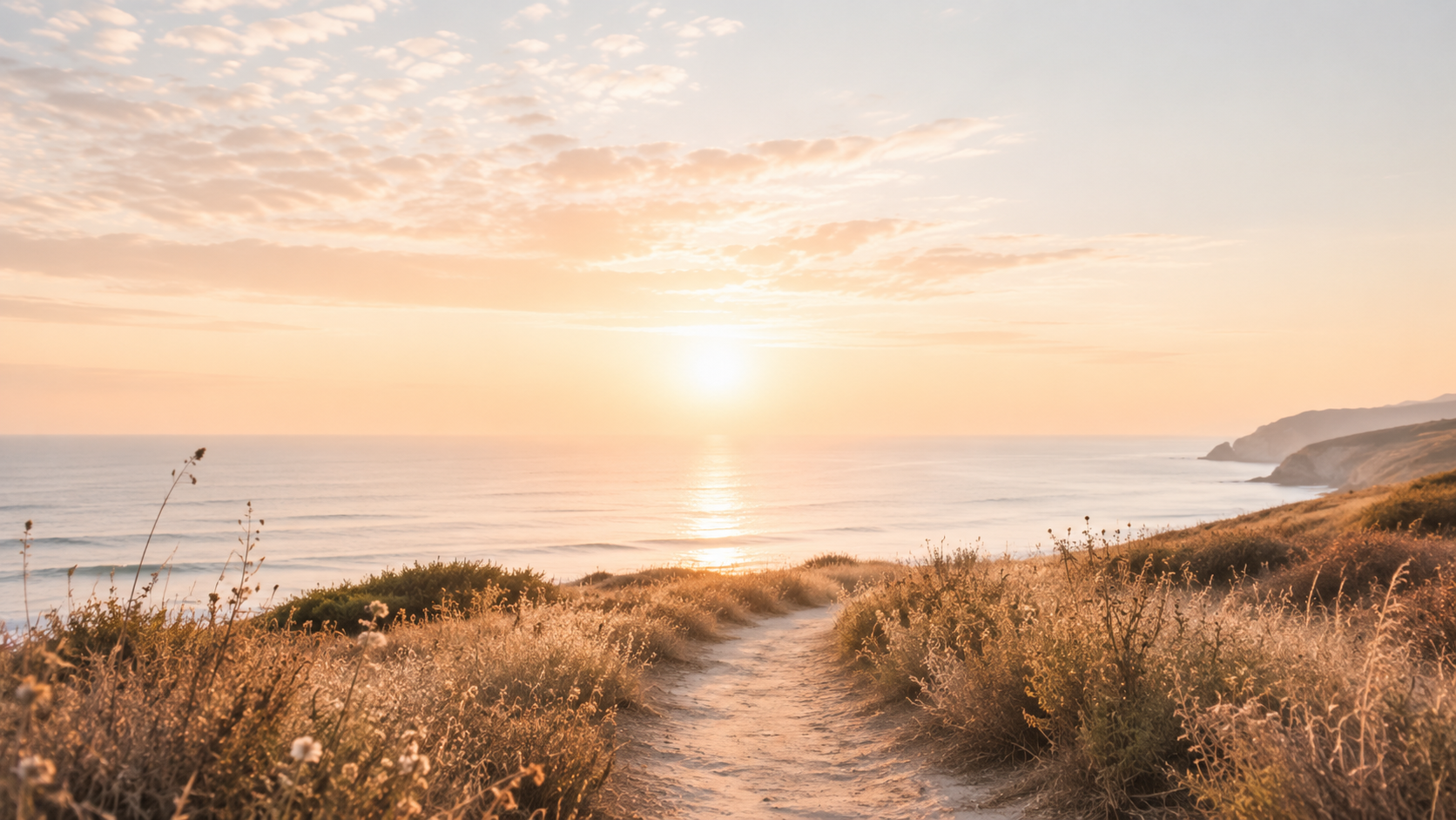 Sendero junto al mar al amanecer